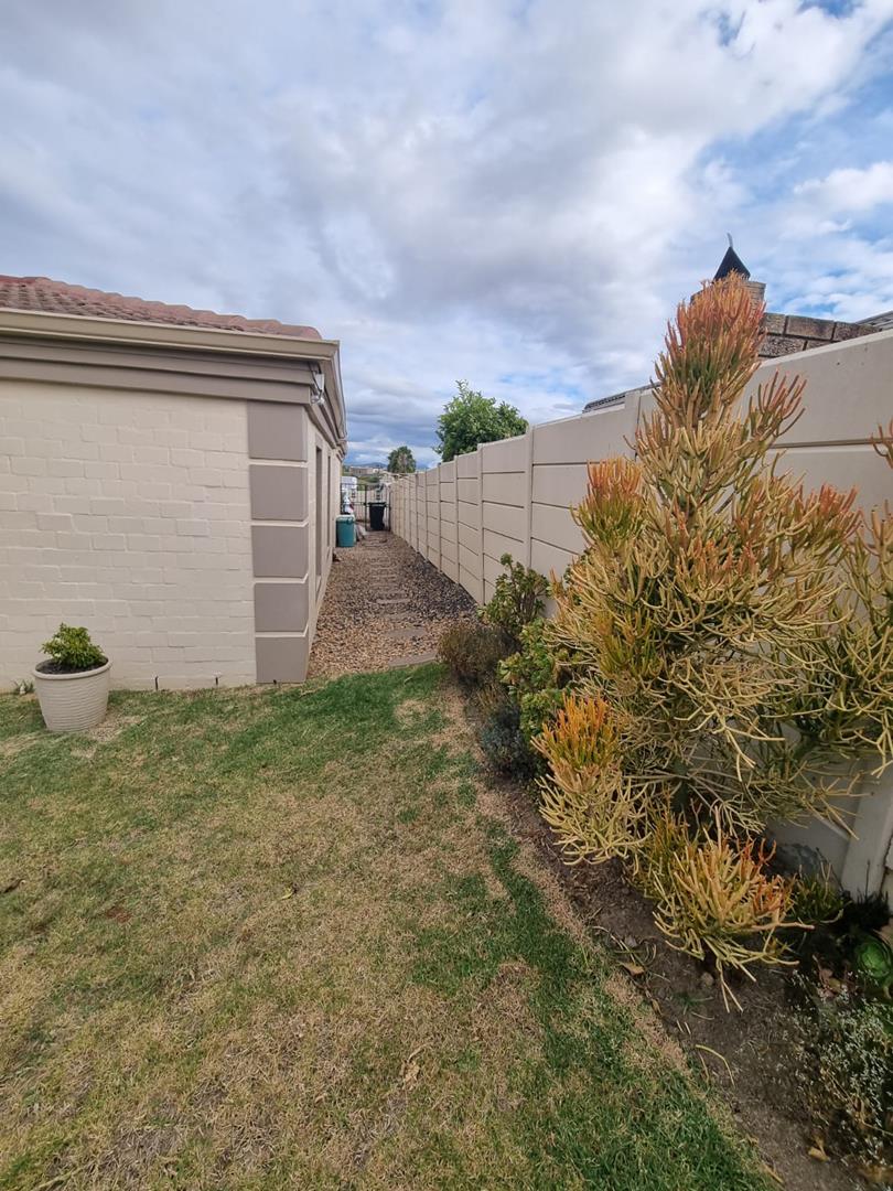 To Let 3 Bedroom Property for Rent in Uitzicht Western Cape